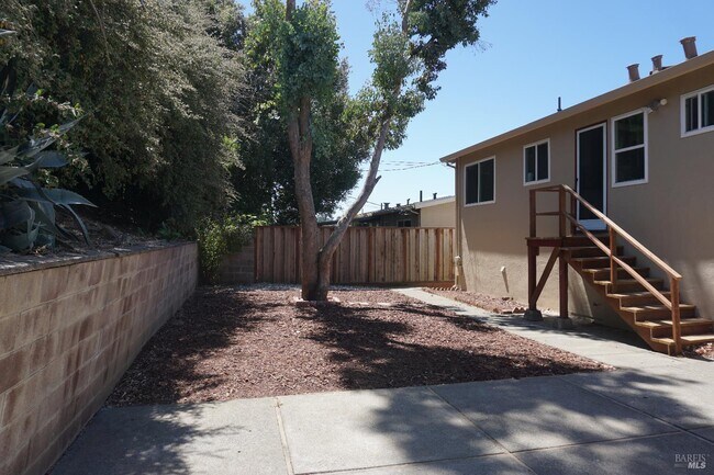 Building Photo - 142 El Poco Pl