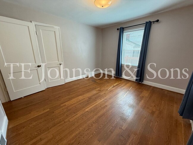 Building Photo - Charming 3-Bedroom Home with Screened Porc...