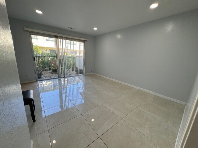 Building Photo - 2 Bedroom/1.5 Bathroom Townhouse Available in Union City!!