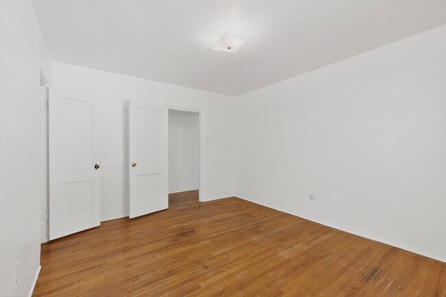 Building Photo - 1409-1409 Hazeldine Ave SE