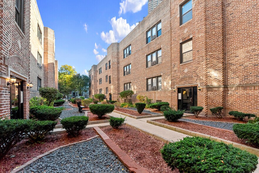 Building Photo - 3726 N Pine Grove Ave
