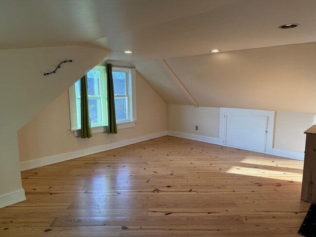 Building Photo - Adorable 1 BD + Loft and Office Bungalow in SE Richmond Neighborhood. ** Central Heat & AC! **