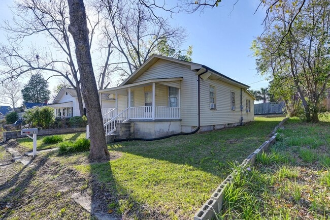 Building Photo - Beautiful historic home for rent in The Av...