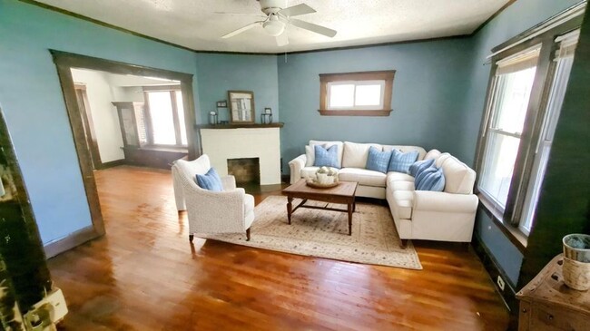 Building Photo - Spacious 2-Bedroom Lakewood Home with Mode...