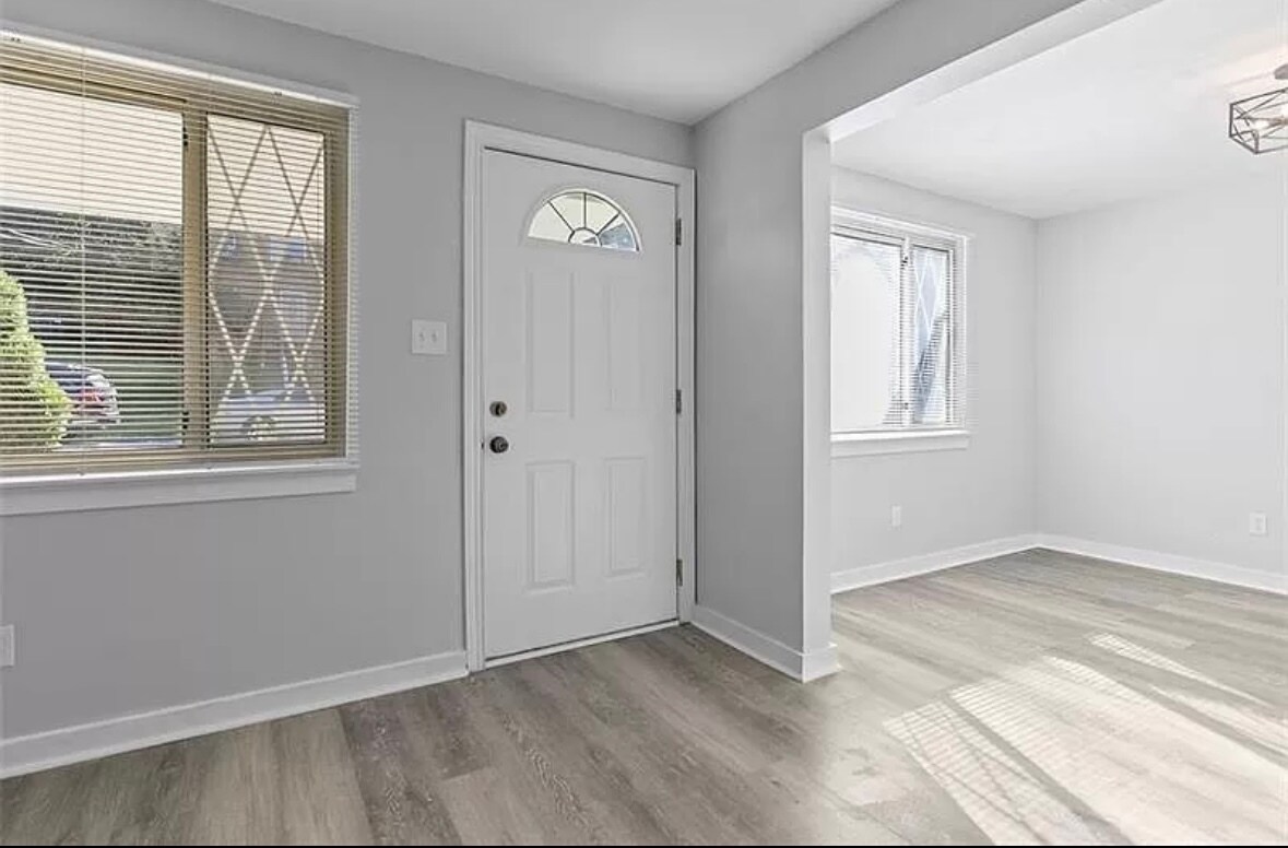 Building Photo - 118 Macfarlane Dr