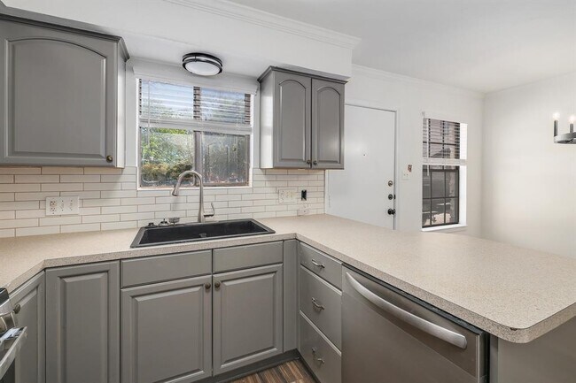 Building Photo - 204 Northwest Dr