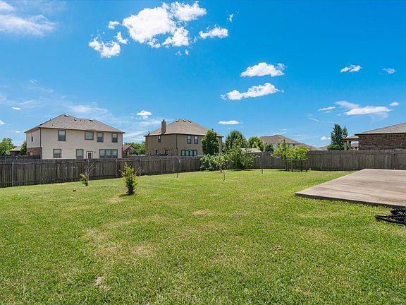 Building Photo - 904 Lonesome Lilly Way