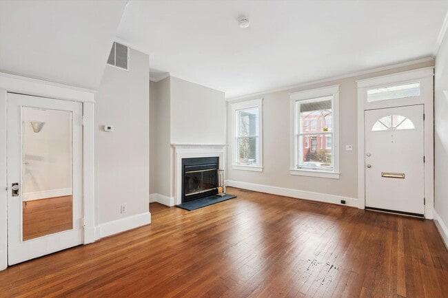 Building Photo - Newly Renovated: 4 Bed 2 Bath on 5th Stree...