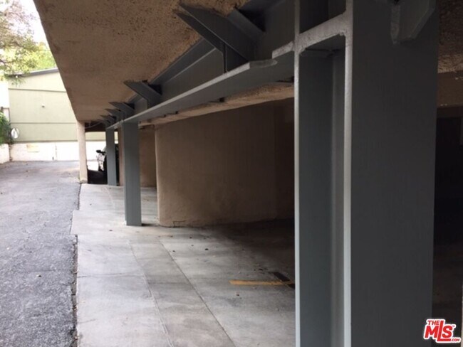 Building Photo - 443 S Wilton Pl