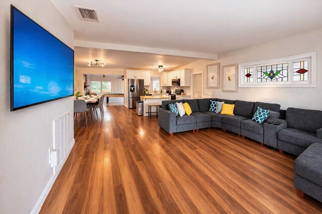 Building Photo - 904 15th St NE