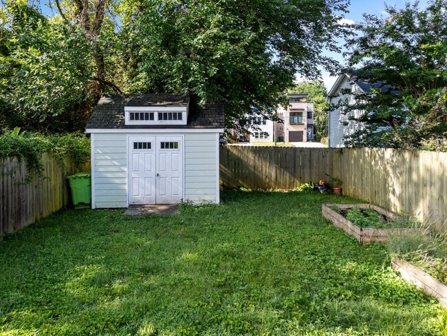 Building Photo - Modern 3 Bedroom home inside Downtown Raleigh, Fenced-in Backyard, Updated Kitchen, Pet Friendly!