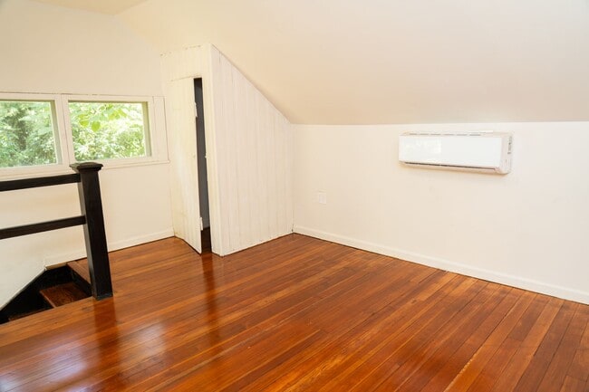 Building Photo - Large 4 Bedroom Home On Oakhurst Circle