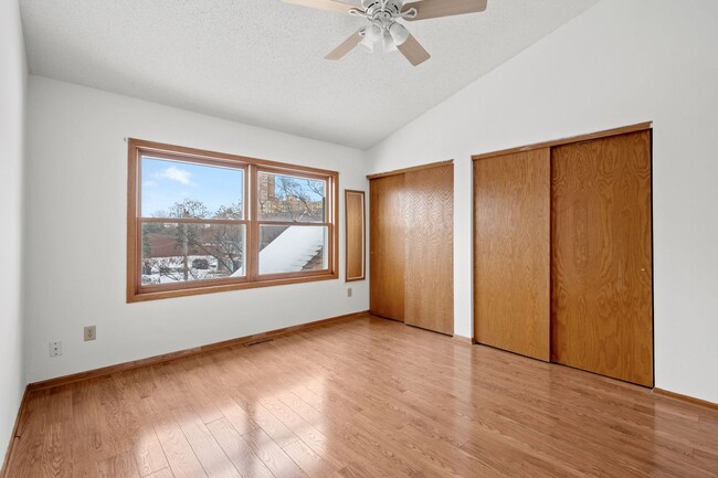 Building Photo - Spacious 3BR 2Bath Townhome in the desirable Seward Neighborhood!