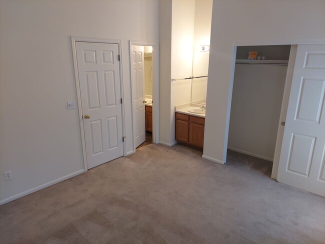 Building Photo - Beautiful Townhouse in Louisville!!