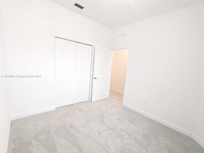 Building Photo - 659 SE Lk Fls St