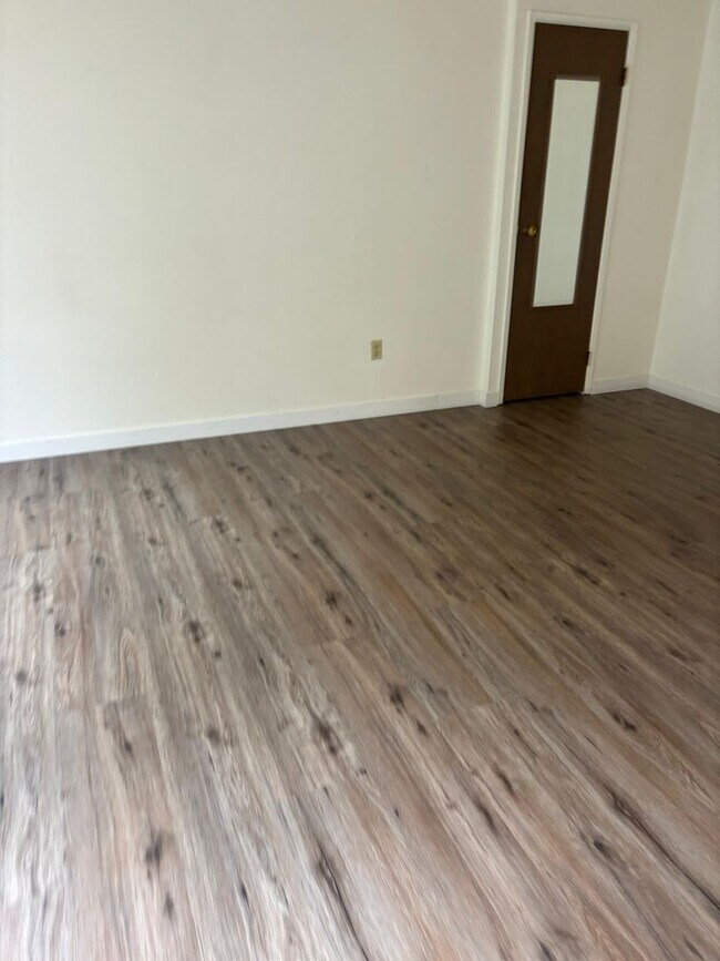 Building Photo - Beautiful ground floor unit in Lynnwood 4-plex