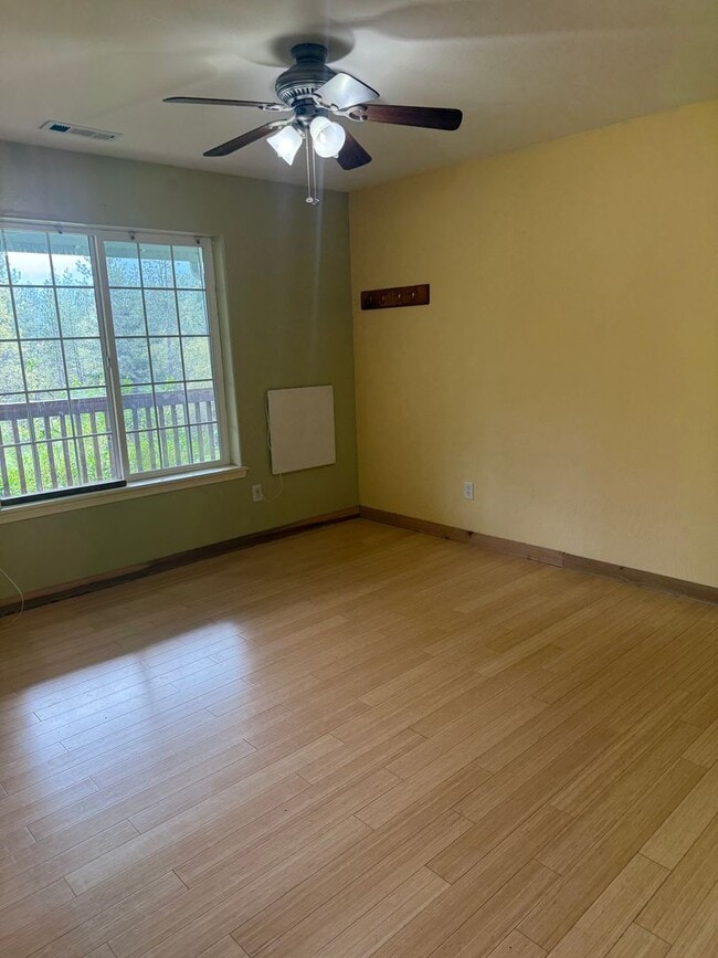 Building Photo - 3BED2BATH - LARGE FENCED BACK YARD, CENTRAL AC/HEAT, STAINLESS STEEL APPLIANCED, WASHER/DRYER HOOKUP