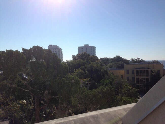 Building Photo - 1661 Riverside Ave