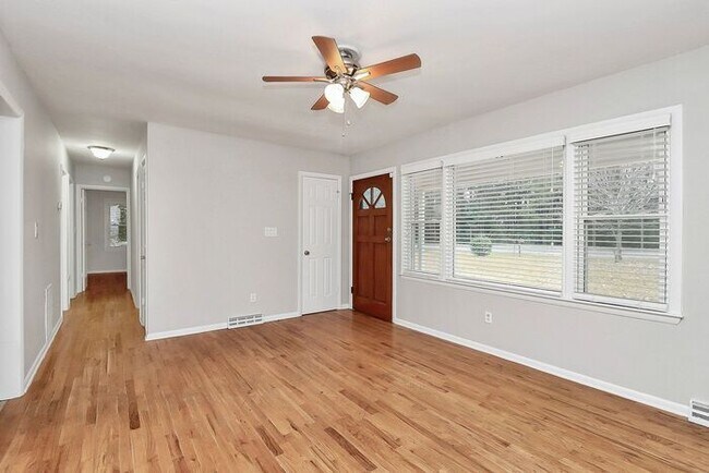 Building Photo - 3BD/1BA All Brick Ranch on One Acre!