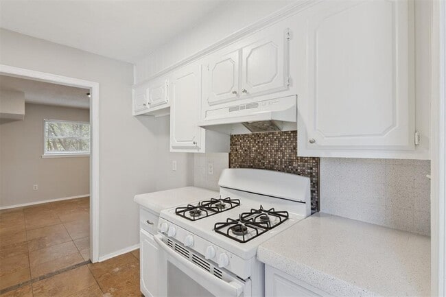 Building Photo - 645 Redstone Ave