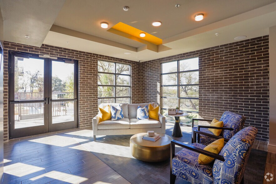 Luxia River East 336 Oakhurst Scenic Dr Fort Worth TX 76111