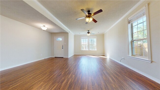 Building Photo - 923 Emerald Dove Ave