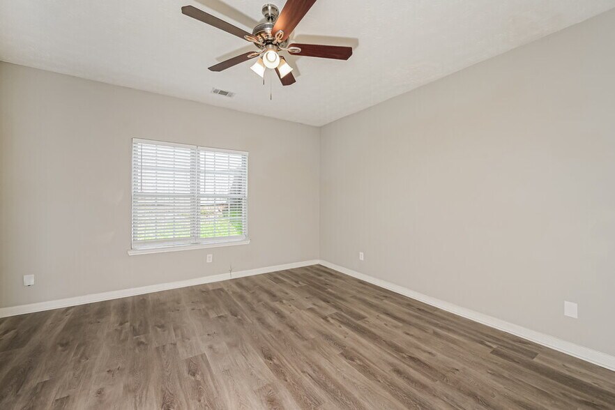 Building Photo - 444 Village Bluff Dr