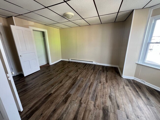 Building Photo - 642 W Market St