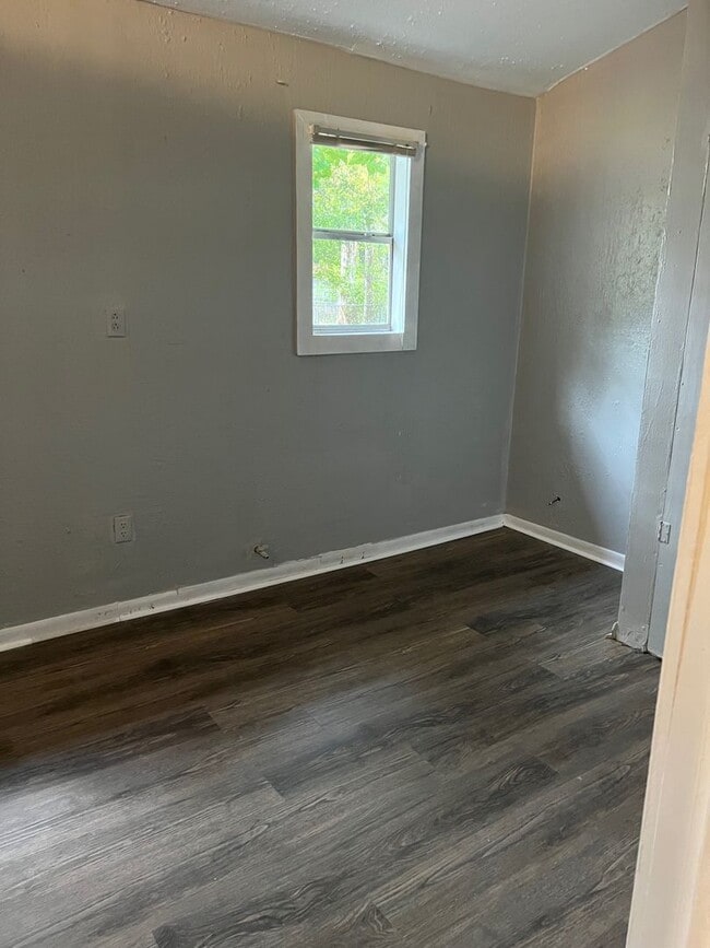 Building Photo - Large 4 Bedrooms 2 Bathrooms