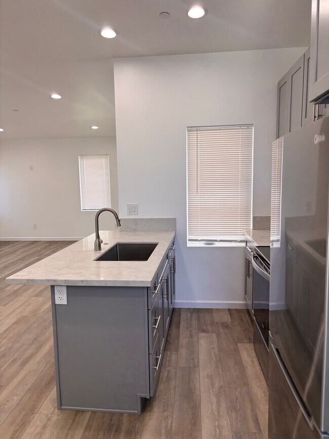 Building Photo - 2 bedrooms 2 baths home FOR RENT