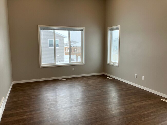 Building Photo - 4 Bed 2.5 Bath Single Family Home