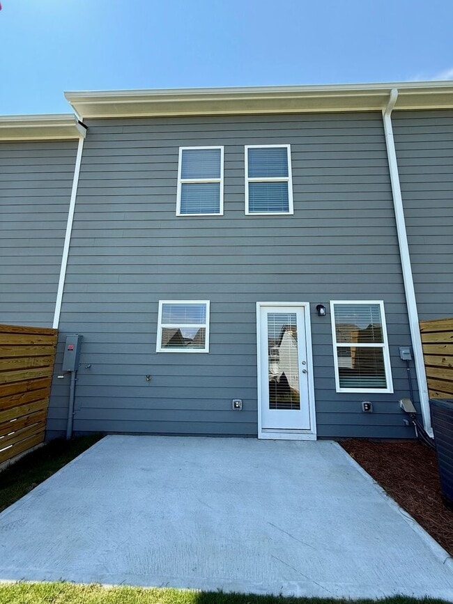 Building Photo - New no-fuss townhome close to everything