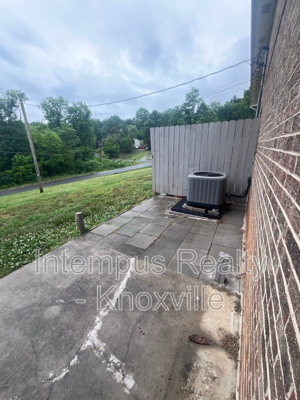 Building Photo - 405 Iroquois Ln