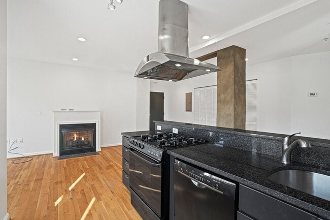 Building Photo - 2 Bedroom Beauty in Bloomingdale! Pets Wel...