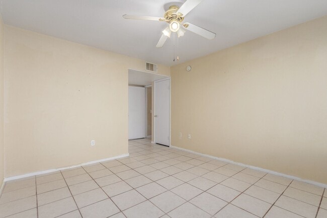 Building Photo - First Floor Condo 2-Bedrooms 2-Bathrooms!