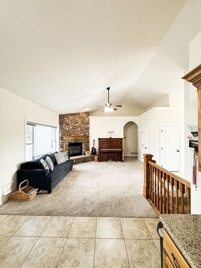 Building Photo - Beautiful Custom Home For Rent In Rexburg!