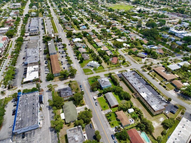 Building Photo - 906 Foresteria Dr