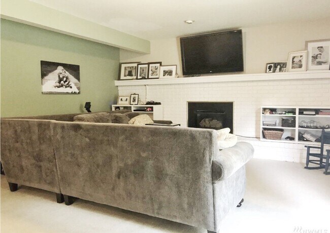 Building Photo - Open, bright and roomy with private backyard