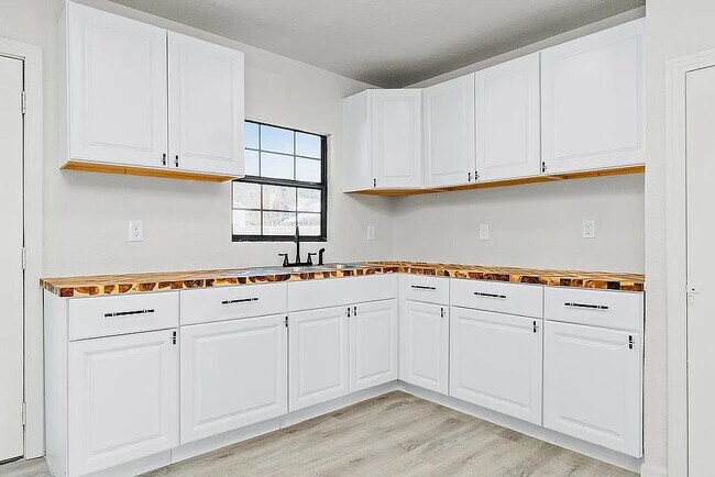 Building Photo - 2551 W Summit Ave.