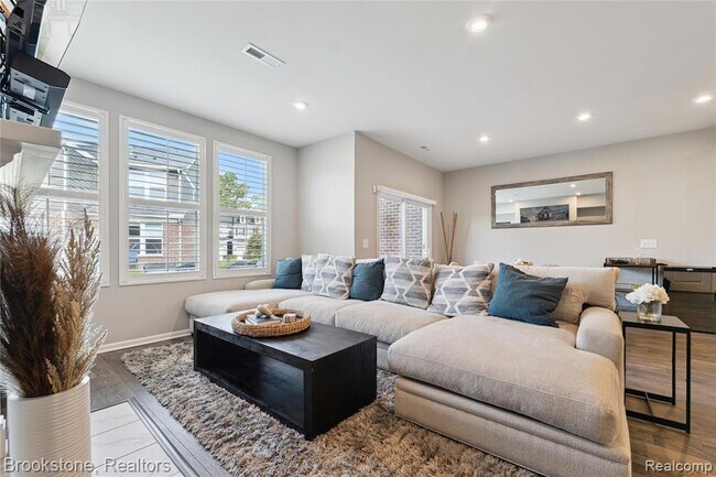 Building Photo - 765 Hummingbird Dr