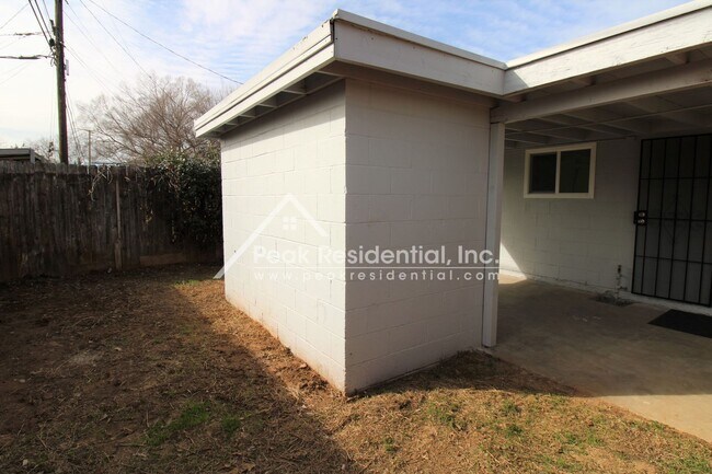 Building Photo - 4801 Valletta Way