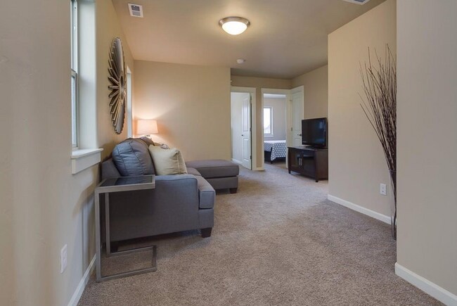 Building Photo - Stunning 3 Bed Home - Fenced Yard, Community Amenities & Pool!