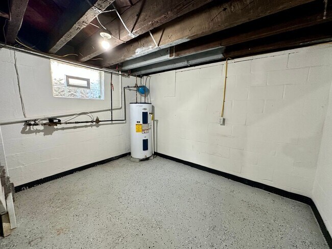 Building Photo - 208 Bridge St