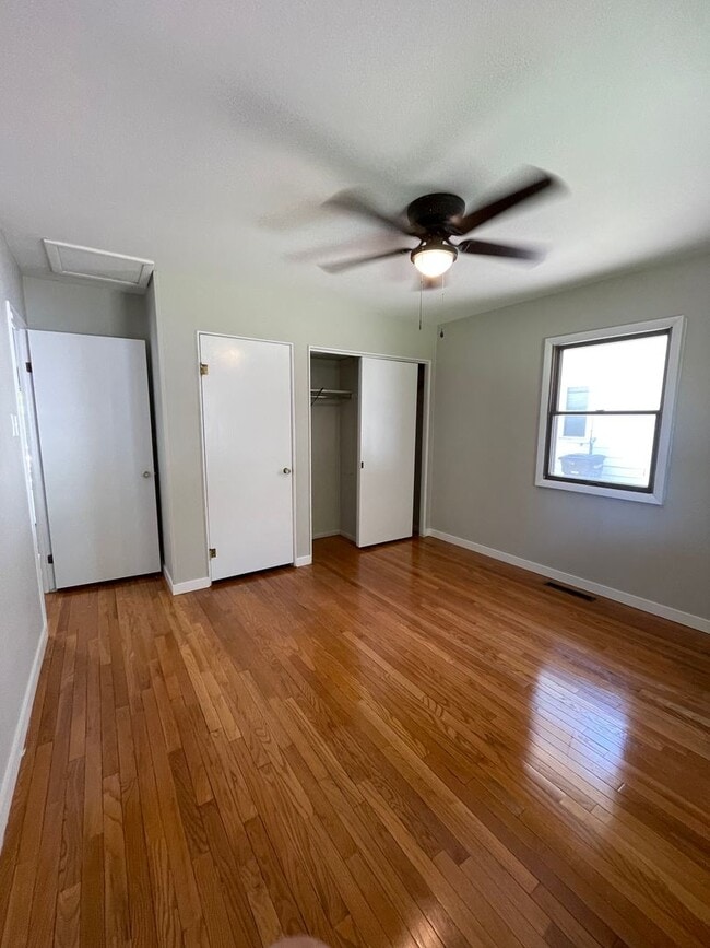Building Photo - 3 Bedroom House Close to Columbian Park!