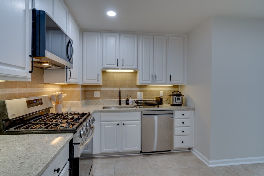Kitchen - 7917 Schuyler Ct