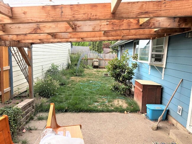 Building Photo - Cute home on Quiet Street 4bed/2bath