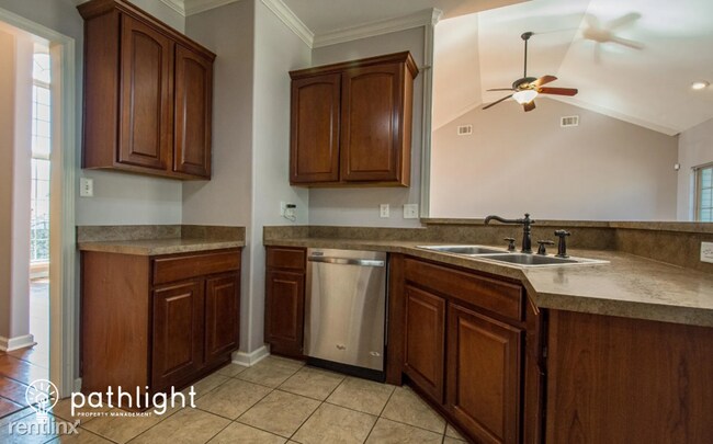 Building Photo - 3 br, 2 bath House - 1023 Skyline Dr UNIT
