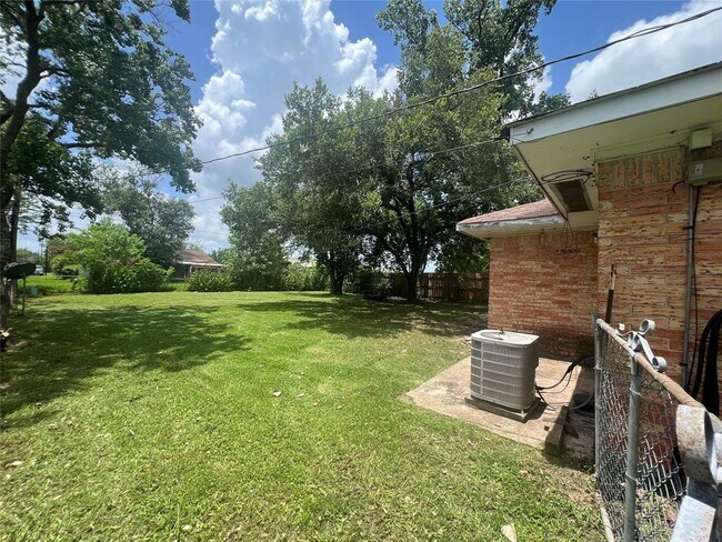 Building Photo - 208 Sands St