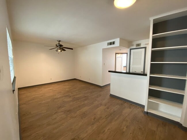 Building Photo - AVAILABLE:  2 BR-1 BA Hyde Park Condo / Laminate Wood Floors / Close to UT and Downtown