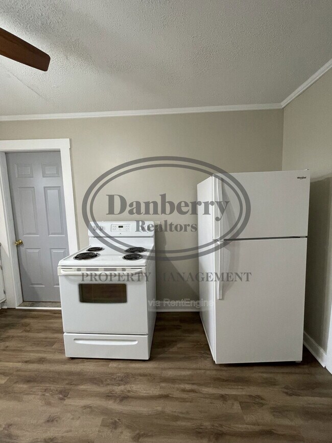 Building Photo - 220 N Main St